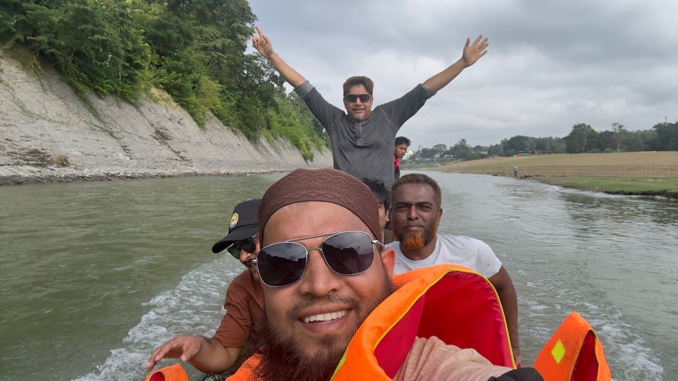 Team StorePress on the way to Remakri by boat